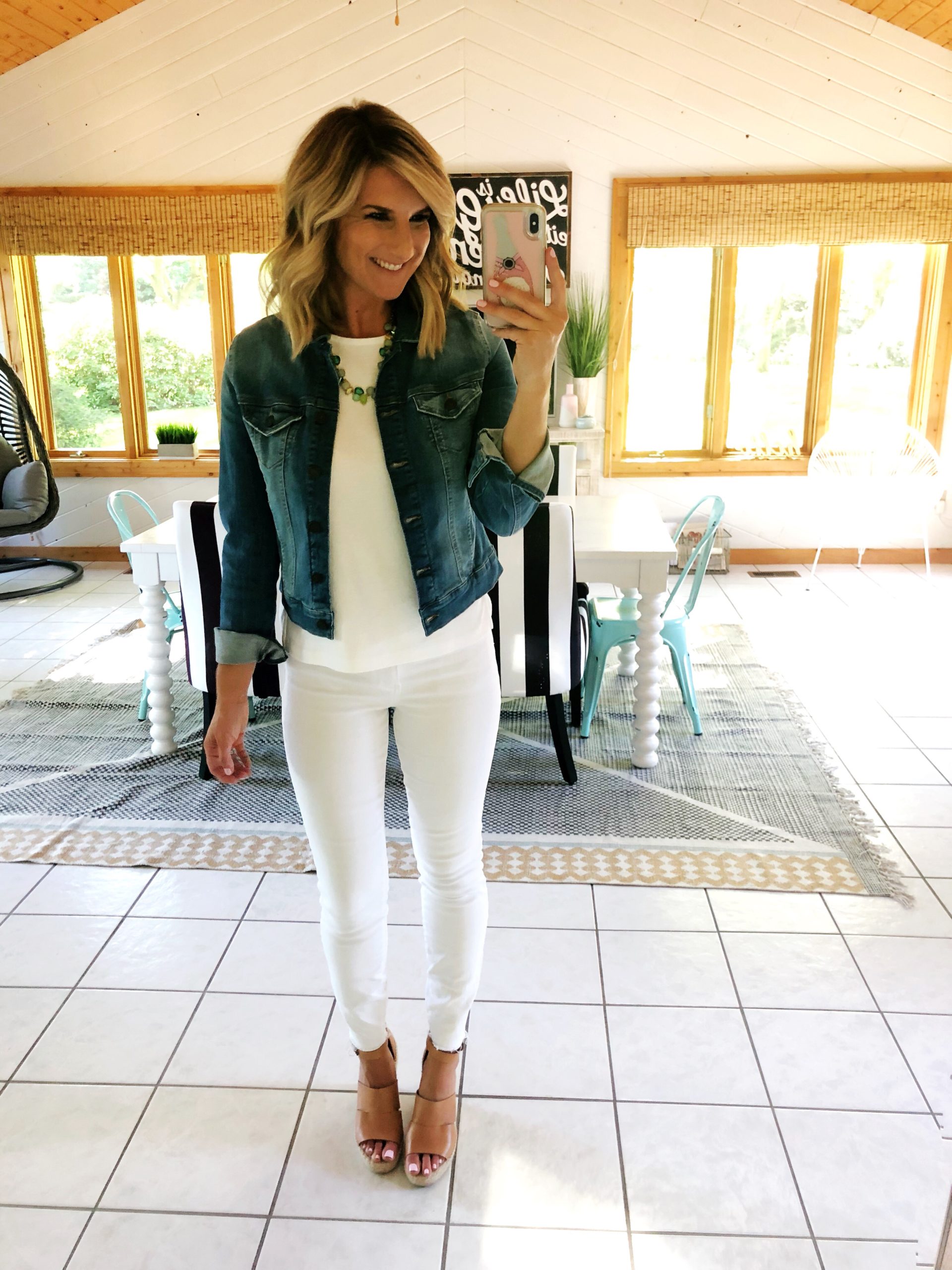 How to wear a white top and white jeans // What to wear with a denim jacket // non sheer white jeans // affordable outfit