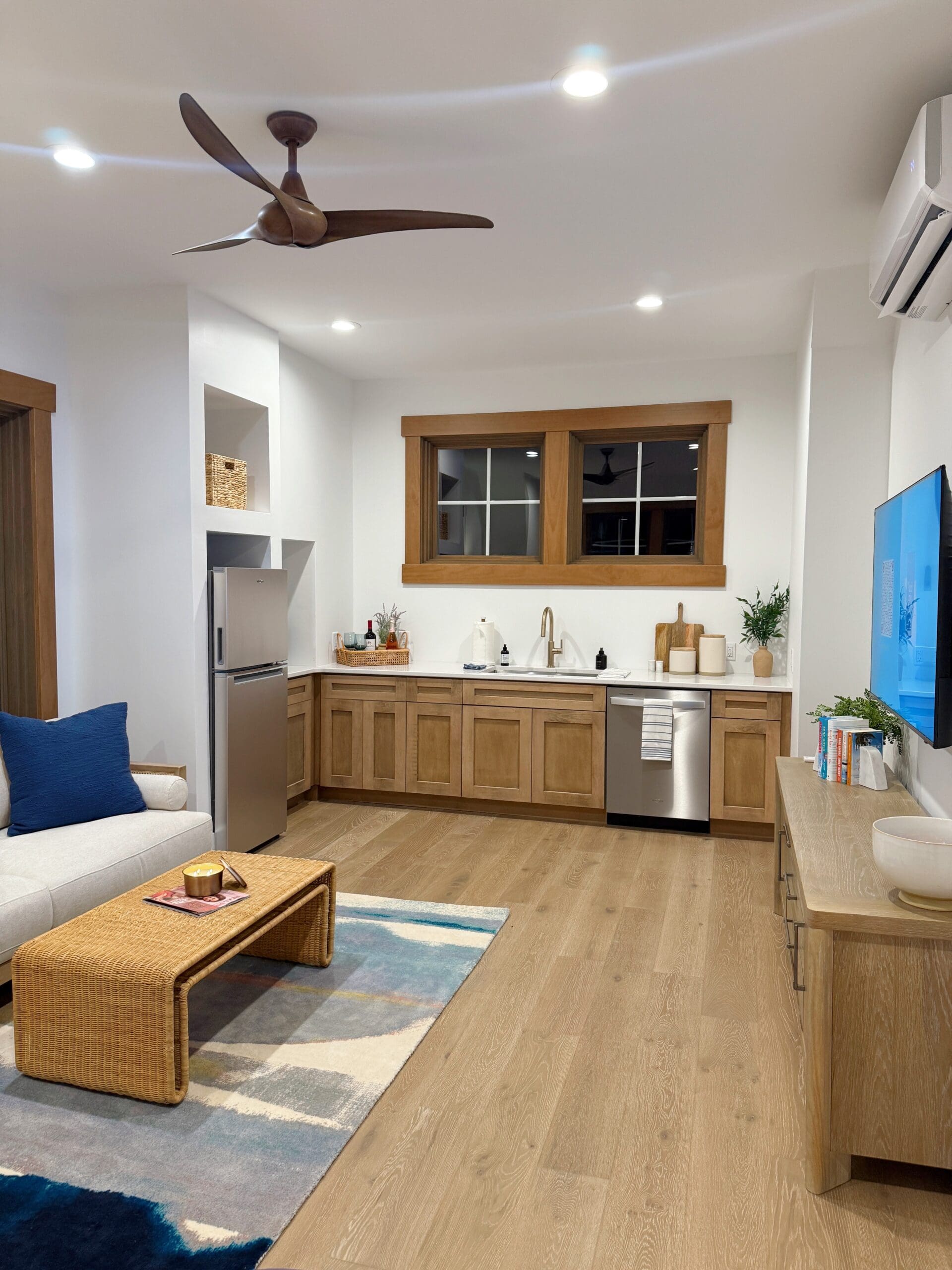 Lakeside Residence Tour – Residing in Yellow Lakeside Residence Tour – Residing in Yellow
